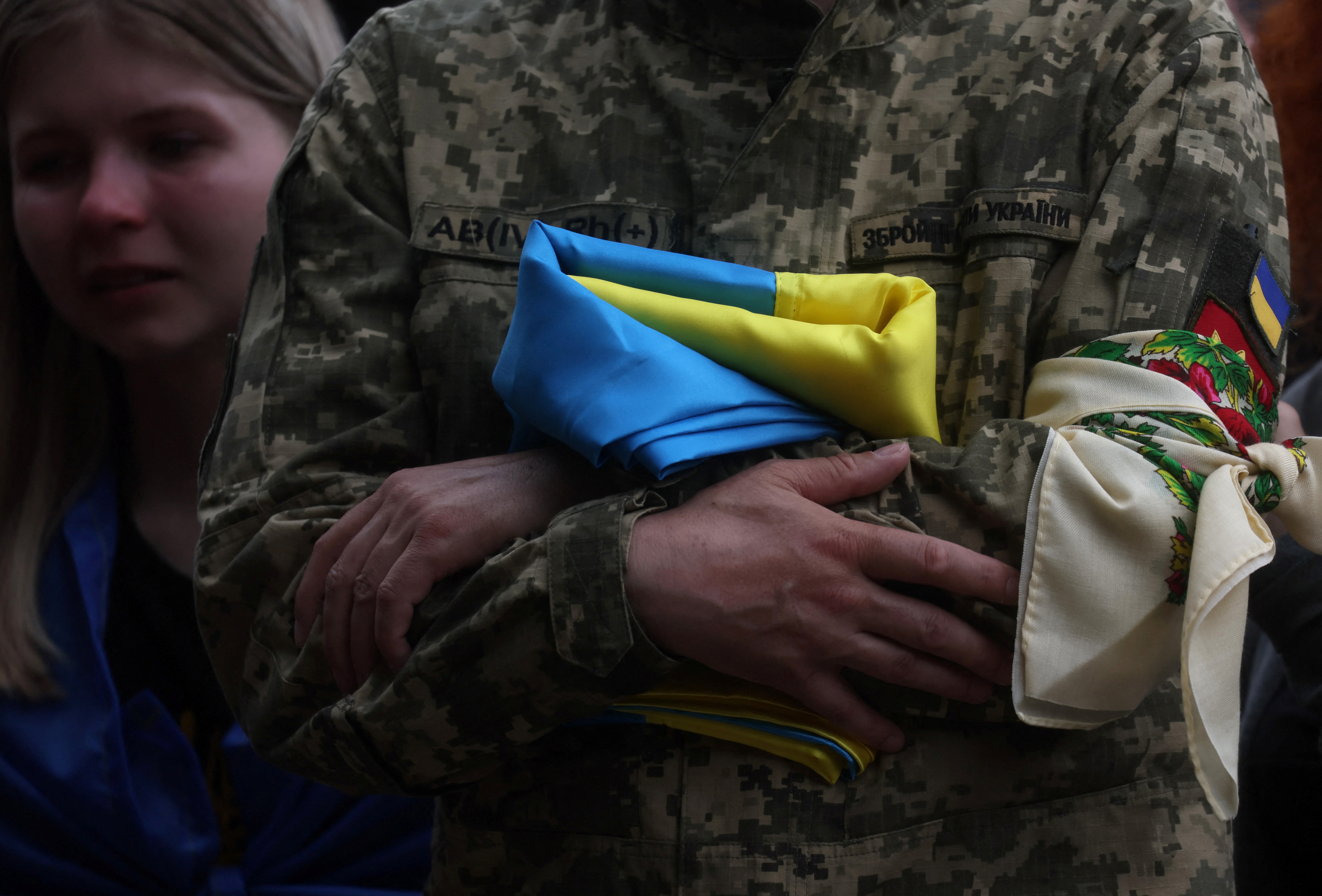 Мобилизованный украинец. Женщины в украинской армии. Украинский министр обороны. Украина похороны солдат.