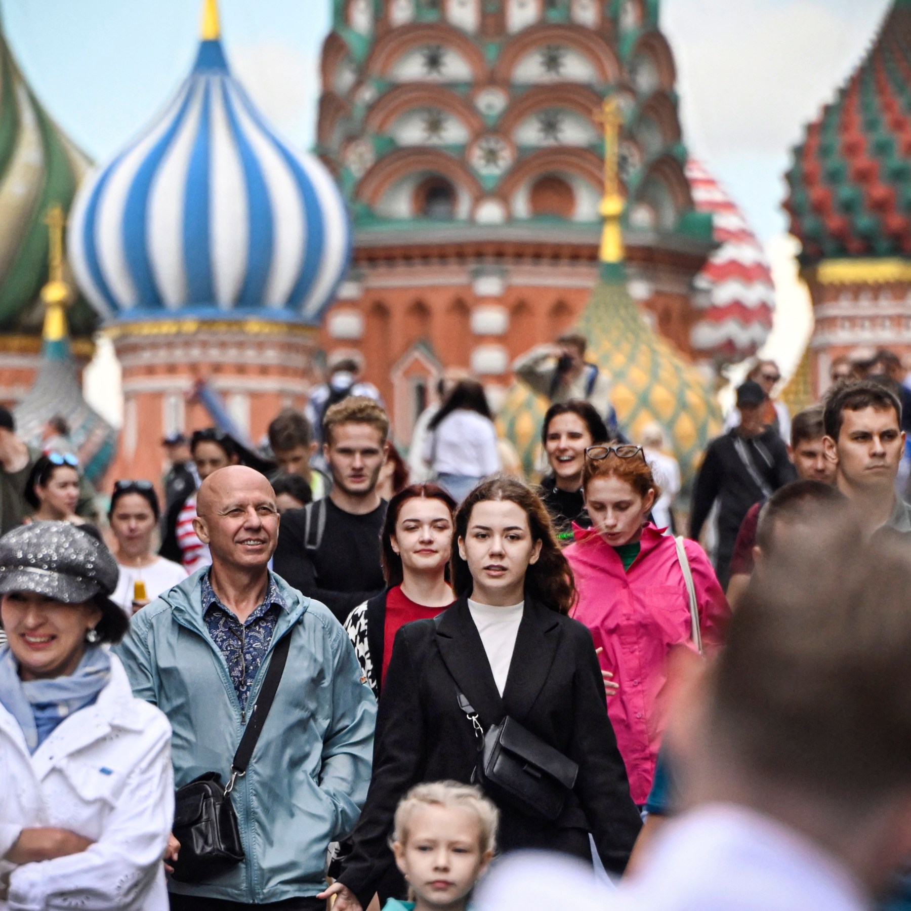Национальные меньшинства в России. Мигранты на красной площади. Национальные меньшинства. Кто реально помогает мигрантам.