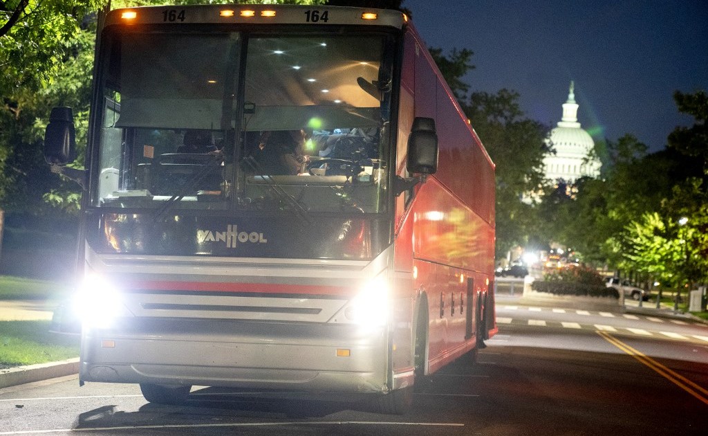 Texas and Arizona bus thousands of migrants to US capital