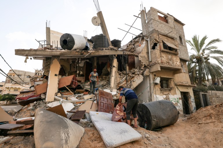 Οι Παλαιστίνιοι διασώζουν υπάρχοντα από τα ερείπια του σπιτιού τους