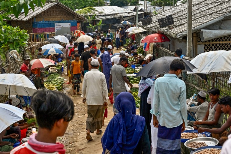 Refugiații rohingya fac cumpărături pentru legume și alte produse esențiale într-o zonă de piață din tabăra de refugiați Kutupalong din Ukhia