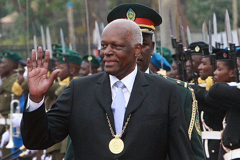 26 Eylül 2017'de çekilen bu dosyada, görevdeki Angola Devlet Başkanı Jose Eduardo dos Santos, Luanda'da yeni seçilen Angola Devlet Başkanı'nın yemin törenine katılmak için geldiğinde el sallıyor.