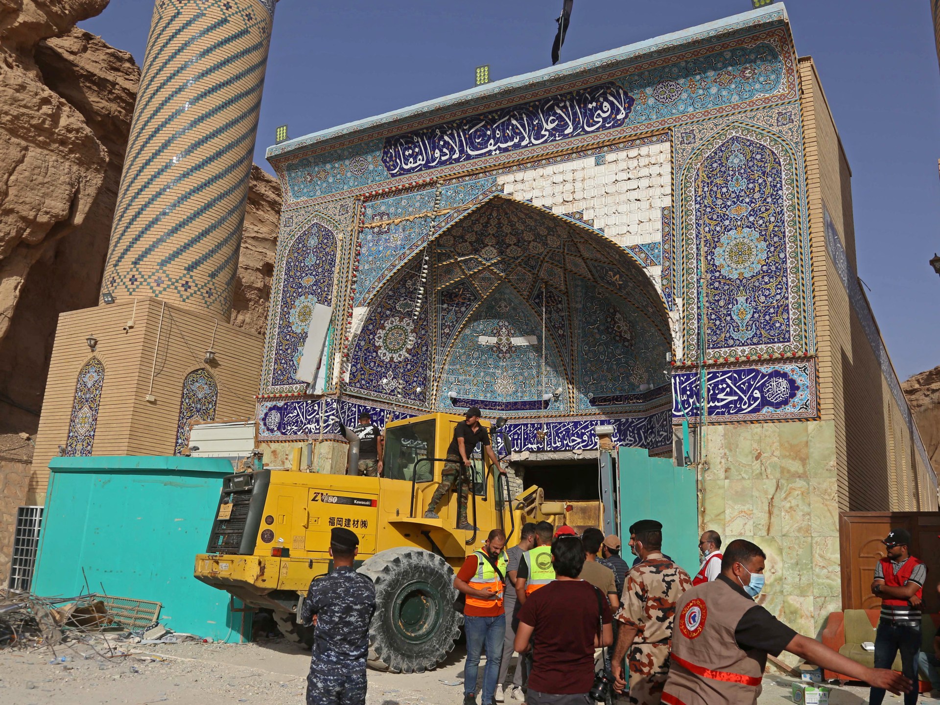 محاولة إنقاذ محمومة في معبد في العراق تعرض لانهيار أرضي  اخبار