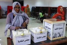 A Sudanese journalist casts her vote in the election of a syndicate leader and executive committee, after an absence of 33 years due to the dissolution of this body in 1989, at the Dar Al-Muhandis in the capital Khartoum