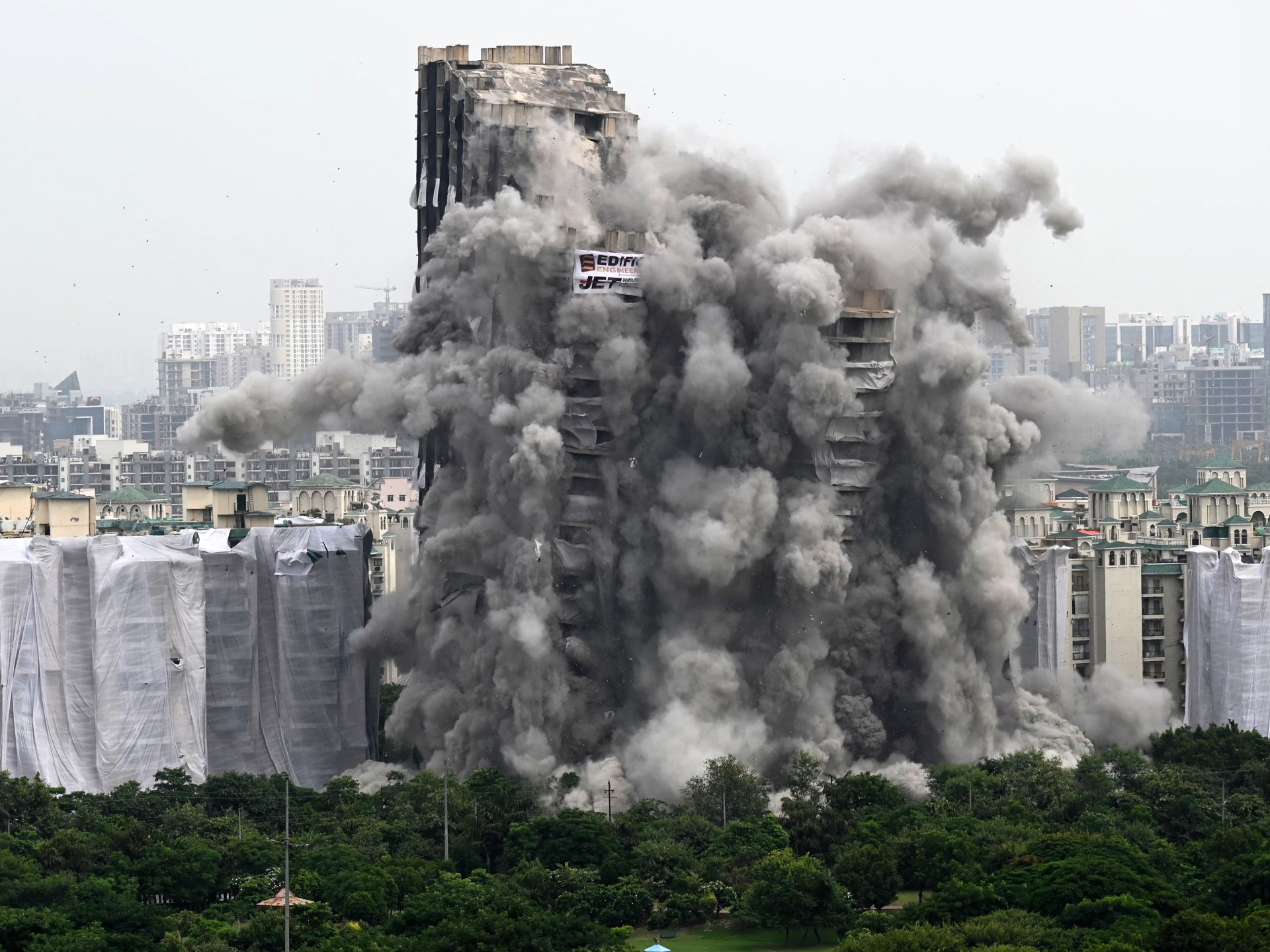 india-demolishes-100-metre-high-twin-towers-outside-new-delhi