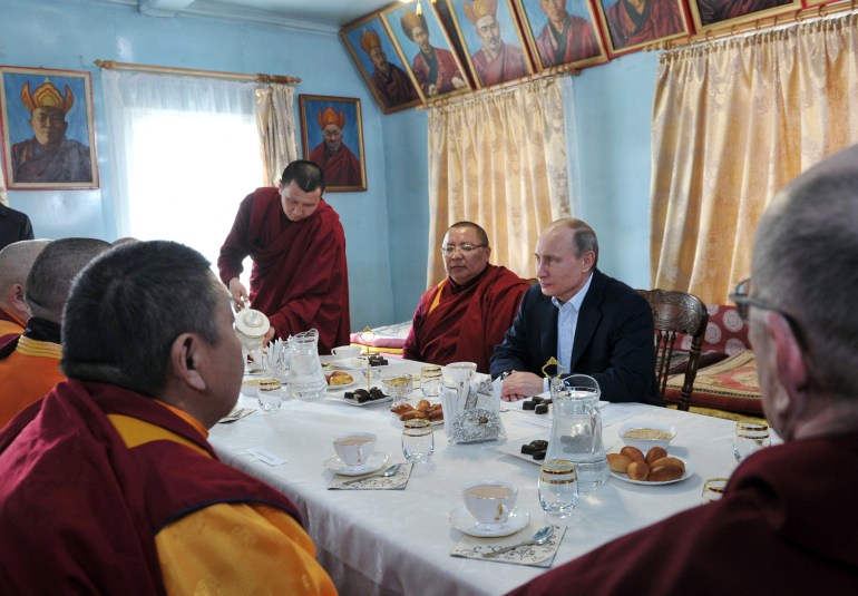 블라디미르 푸틴 러시아 대통령(오른쪽)이 2013년 4월 11일 부랴티아 공화국 베르크냐야 이볼가 마을의 이볼긴스키 닷산(불교 수도원)을 방문하고 있다. 노보스티 풀 / AFP)
