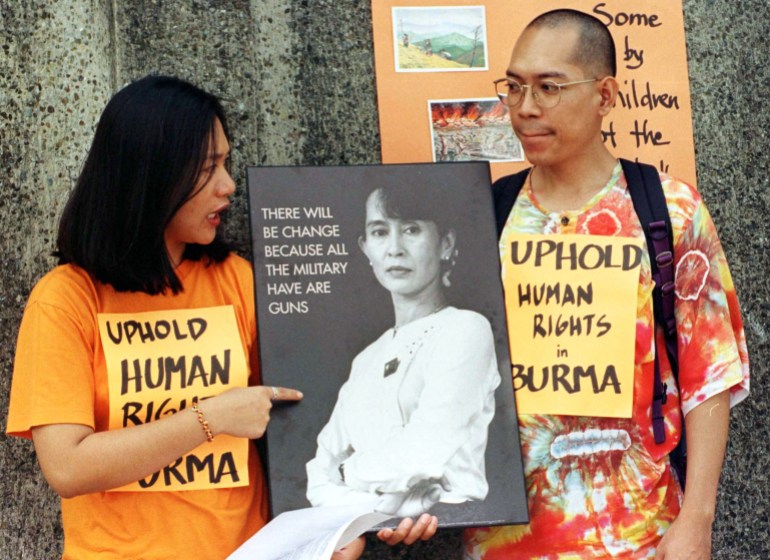 1997'de Myanmar'ın ASEAN'a katılmasına karşı düzenlenen bir miting sırasında insan haklarıyla ilgili pankartlar tutan protestocular