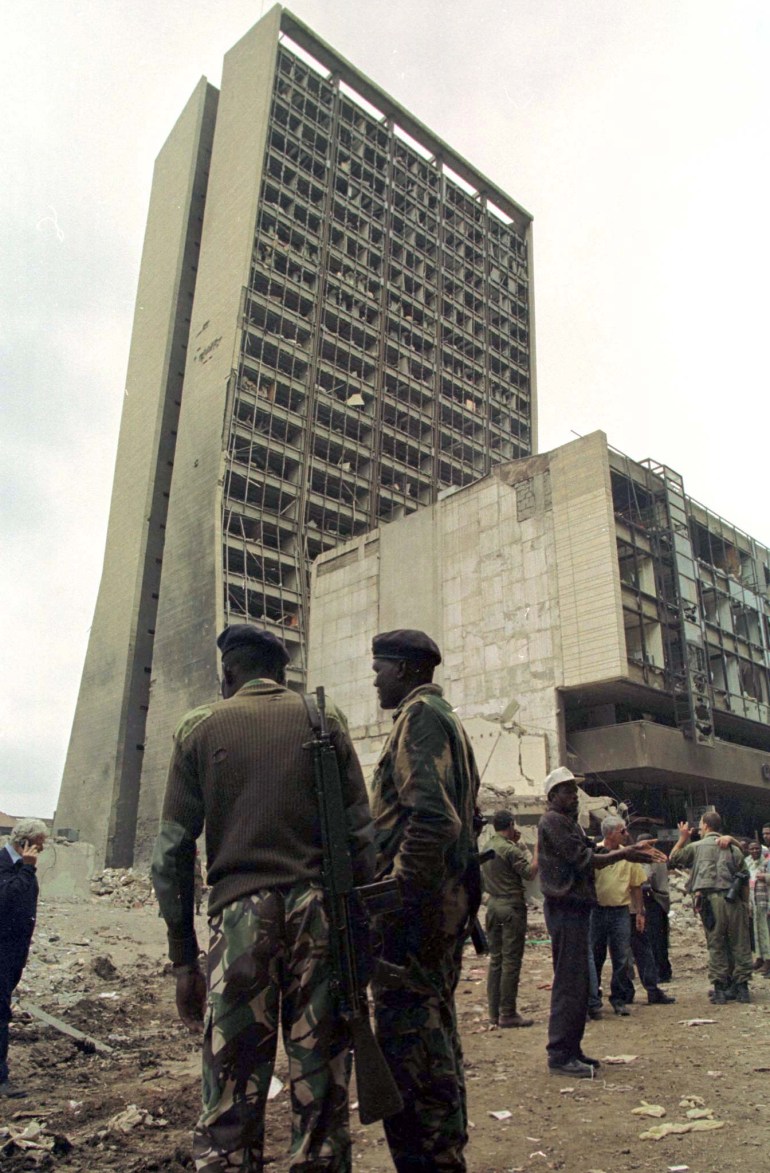 السفارة الأمريكية في كينيا في حالة خراب بعد الهجوم.