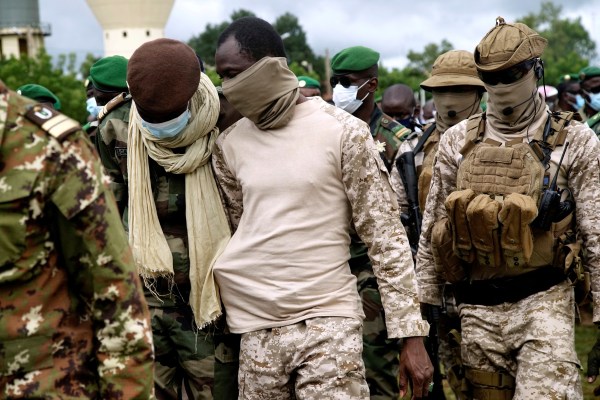 Атака срещу два военни лагера в Северно Мали, поета от