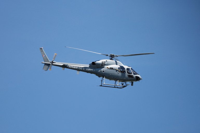 Un elicopter AS555 Fennec al Forțelor Aeriene Franceze zboară deasupra ecluzei Notre-Dame-de-la-Garenne în timp ce autoritățile franceze încearcă să salveze o balenă Beluga de pe râul Sena în Saint-Pierre-la-Garenne, Franța, 8 august 2022 REUTERS/Benoit Tessier