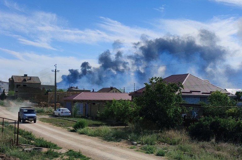 Fumaça sobe depois que explosões foram ouvidas da direção de uma base aérea militar russa perto de Novofedorivka, na Crimeia