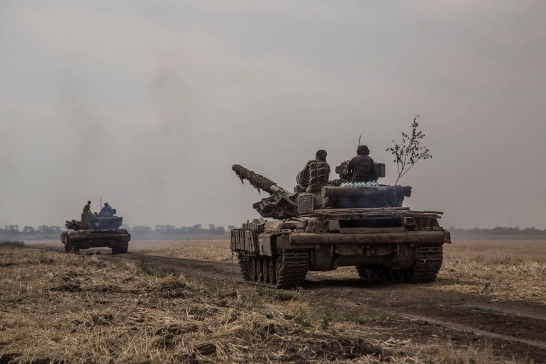 우크라이나 군인들이 Mykolaiv에서 최전선 근처에서 탱크를 타고 있습니다.