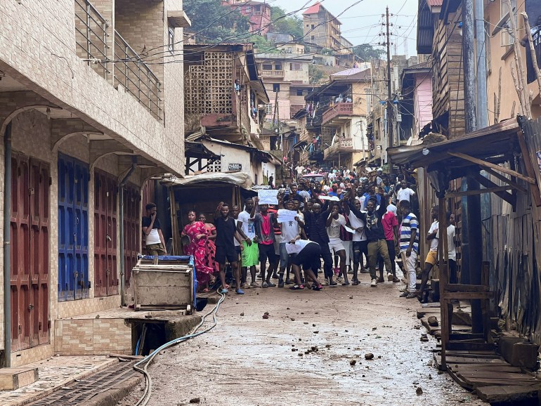 Demonstranten schreeuwen in het gezicht van de oproerpolitie tijdens protesten tegen de regering in Freetown, Sierra Leone