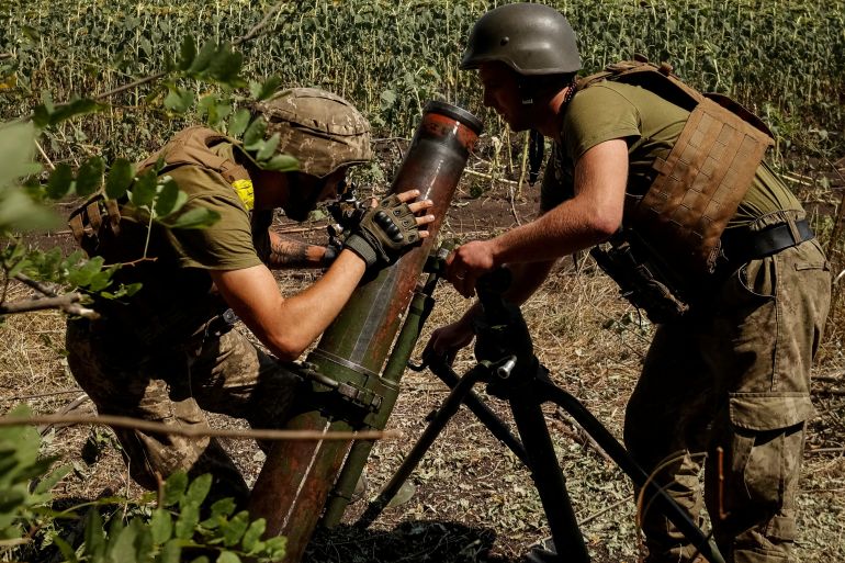 Ukrainian servicemen fire a mortar on a front line, as Russia's attack on Ukraine continues, in Donetsk region, Ukraine August 18, 2022. REUTERS/Stringer