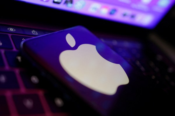 Акциите на Apple падат на фона на съобщенията за увеличаващите се ограничения на iPhone в Китай