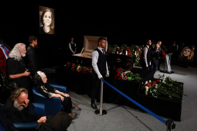 Le politologue et idéologue russe Alexander Dugin pleure sa fille Darya Dugina, qui a été tuée dans un attentat à la voiture piégée, lors d'un service commémoratif à Moscou, en Russie, le 23 août 2022. REUTERS/Maxim Shemetov