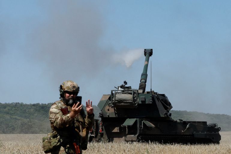 Ukrainian servicemen fire towards Russian troops on self-propelled AHS Krab howitzer in Donetsk region, Ukraine, August 23, 2022 [Ammar Awad/Reuters]