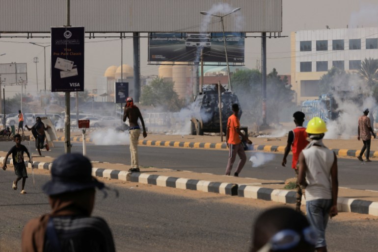 Göstericiler, Sudan'ın Hartum kentinde son darbeden sonra askeri hükümete karşı bir gösteri sırasında yürüdüler. 
