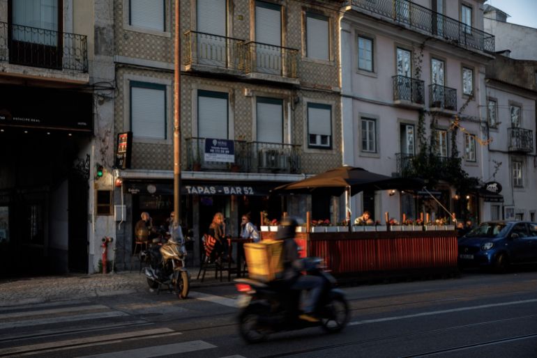 Lizbon, Portekiz'in Principe Real semtindeki bir tapas barın açık teras alanındaki müşteriler