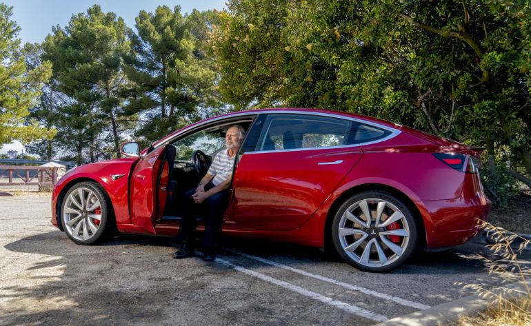 Dennis Levitt em seu Tesla Model S. 