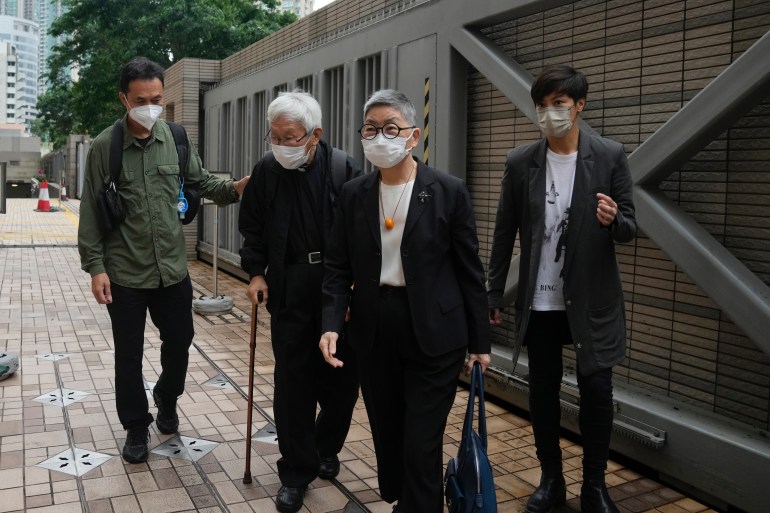 左起，香港学者许宝强、天主教红衣主教陈若钰、大律师吴霁仪和歌手何鸿燊抵达香港法庭