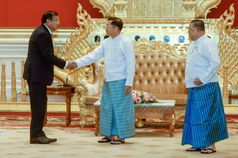Prak Sokhonn, Cambodjaanse minister van Buitenlandse Zaken en speciaal gezant van de ASEAN voor Myanmar, schudt de hand van staatsgreepleider Min Aung Hlaing tijdens een bezoek aan Myanmar