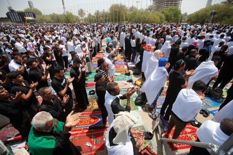 حامیان مقتدی صدر در نماز جمعه در فضای باز در میدان جشنواره های بزرگ در داخل منطقه سبز، در بغداد، عراق در روز جمعه، 5 اوت 2022 شرکت می کنند. [Anmar Khalil/AP]