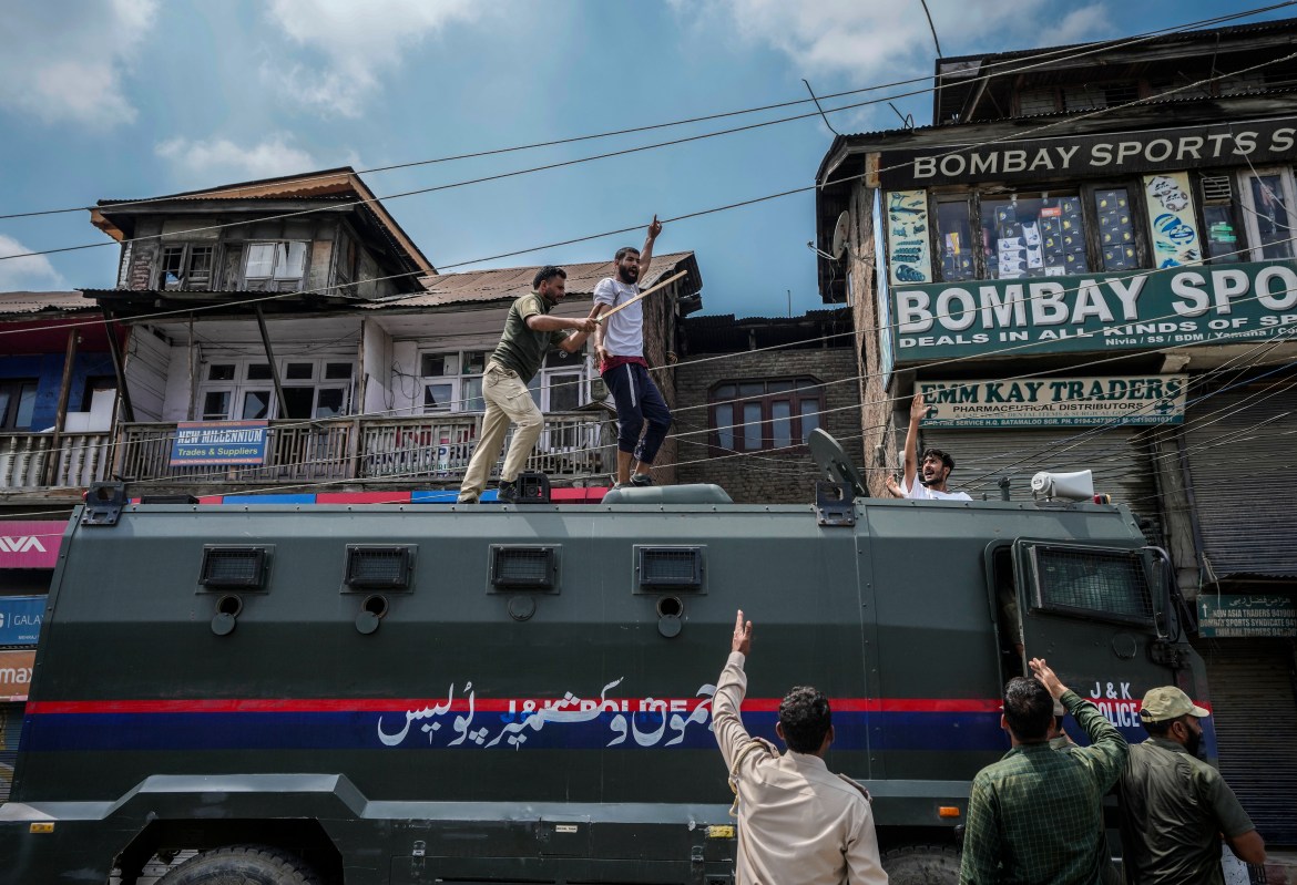 Kashmiri Shiite Muslims shout slogans