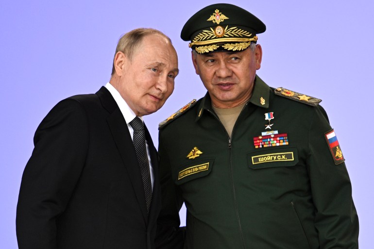 Președintele rus Vladimir Putin și ministrul rus al apărării Serghei Șoigu.