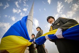 An honour guard of soldiers prepare to rise the Ukrainian national flag during State Flag Day celebrations in Kyiv, Ukraine on August 23, 2022 [Ukrainian Presidential Press Office/AP]