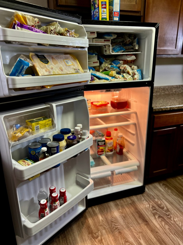 Usa ka litrato sa sulod sa refrigerator