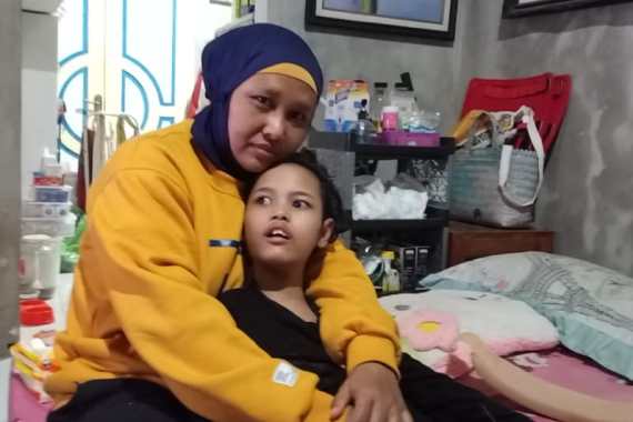Warastuti embraces her daughter Peka at home