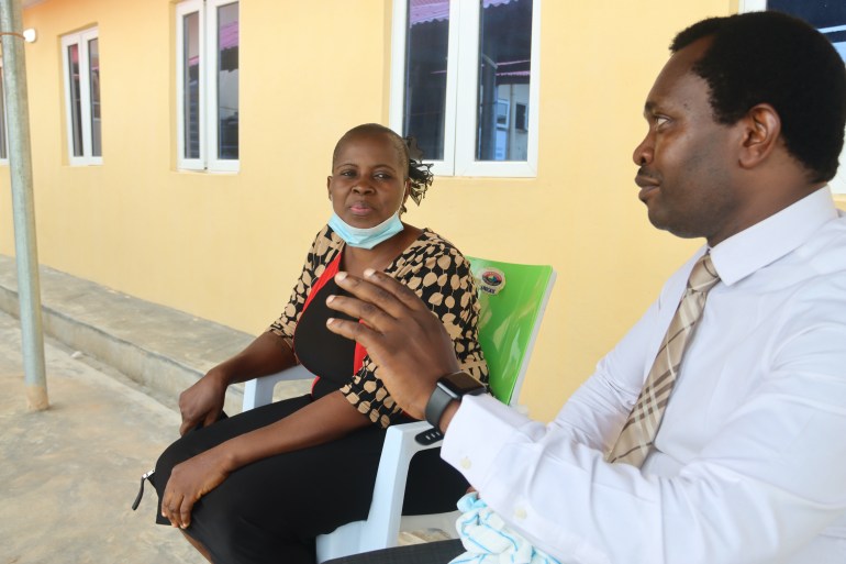 Dokter Owhin (kanan) berbicara dengan pasiennya yang sudah sembuh, Nyonya Akinyola, yang telah kembali untuk pemeriksaan