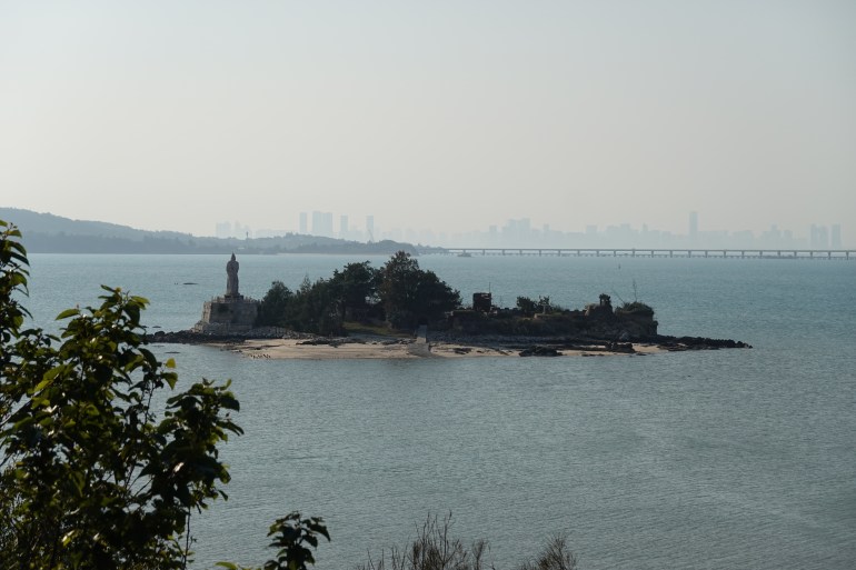 Arka planda Xiamen'in silueti ile Jangongyu Adacığı