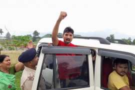 Journalist Rupesh Kumar Singh raising slogans as police take him away in Ramgarh town of Jharkhand state [Courtesy of Ipsa Shatakshi]