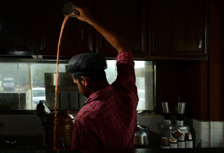 Le théier Salman bat le thé samovar pour faire une mousse dans la couche supérieure