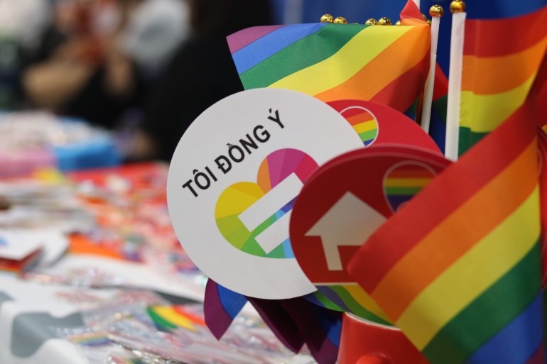 테이블에 무지개 깃발과 LGBTQ 캠페인 기호