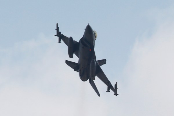 Турция предприе въздушни атаки срещу кюрдски бунтовници в Ирак и Сирия