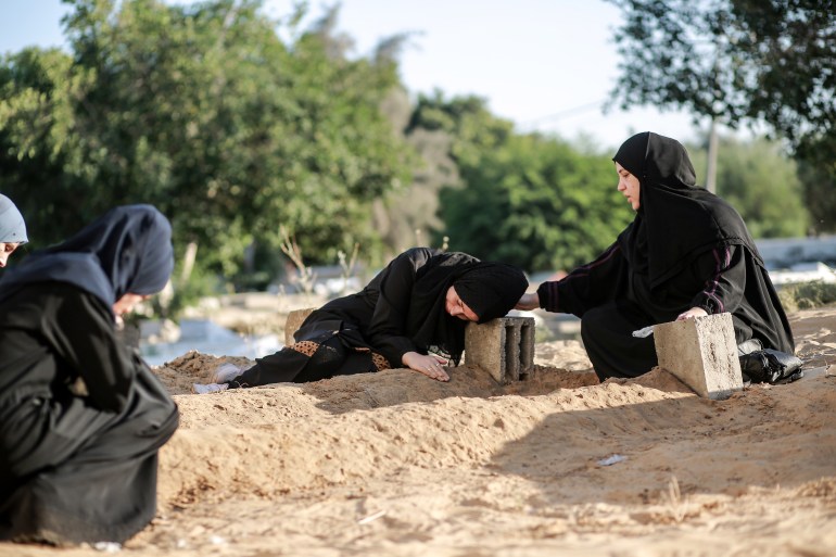 Une femme pleure ses finances tuées dans les frappes israéliennes. 