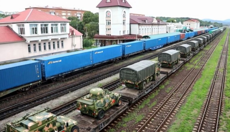 Rusya Savunma Bakanlığı tarafından 29 Ağustos 2022'de yayınlanan bir videodan alınan bu ekran görüntüsü, askeri tatbikatlar için gelen bir Çin silahlı konvoyunu gösteriyor. 