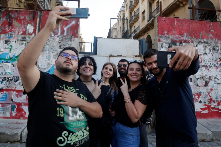 Sali Hafiz, Lebanese woman who held up bank poses with fellow activists