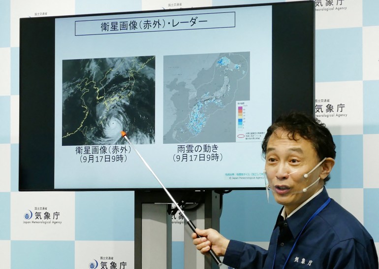 Der Direktor der Vorhersageabteilung der Japan Meteorological Agency hält eine Pressekonferenz in Tokio ab.