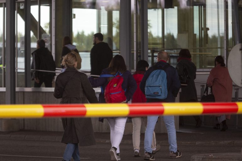 러시아에서 핀란드로 가는 버스 승객들이 핀란드 비롤라티의 발리마 국경 검문소에서 국경 통제소로 걸어가고 있다.