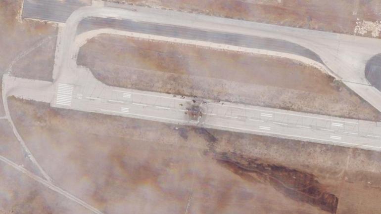 Planet Labs PBC tarafından yayınlanan bu uydu fotoğrafı, 1 Eylül 2022 Perşembe günü Halep Uluslararası Havalimanı'nı hedef alan İsrail saldırısının ardından meydana gelen hasarı gösteriyor. İsrail'in Suriye havalimanını hedef alan saldırısı pistte bir delik açtı ve yakındaki bir asfalt parçasını da hasara uğrattı. Havaalanının askeri tarafındaki ve yapısındaki uydu fotoğrafları, Cuma günü The Associated Press tarafından analiz edildi.  (AP aracılığıyla Planet Labs PBC)