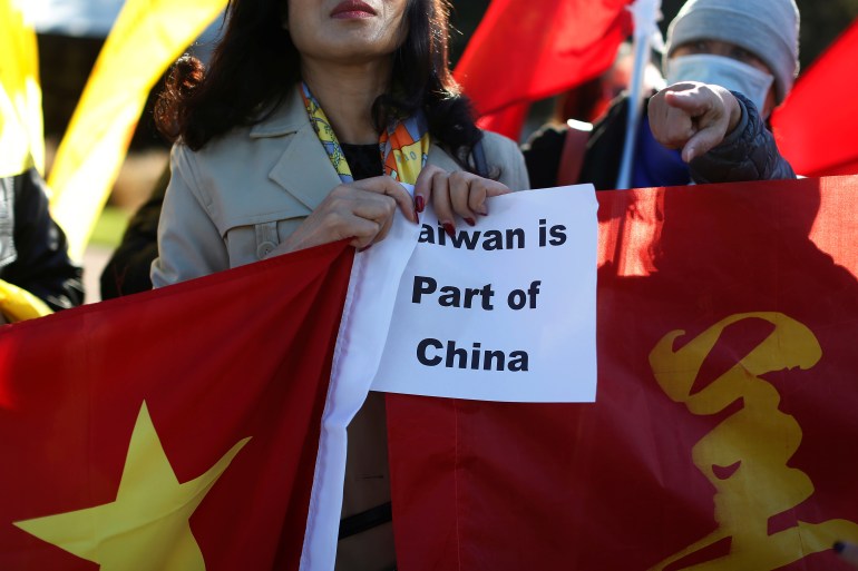 2017년 미국 캘리포니아에서 차이잉원 대만 총통이 방문하는 동안 한 시위자가 중국을 지지하는 팻말을 들고 있다. [Stephen Lam/Reuters]
