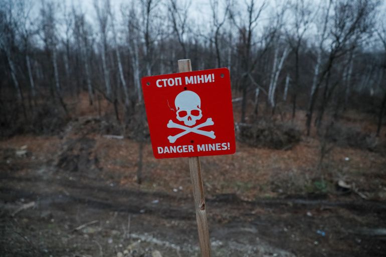 A landmine warning sign is seen near the contact line between Ukrainian troops and pro-Moscow rebels in the settlement of Stanytsia Luhanska, Ukraine November 20, 2019. REUTERS/Gleb Garanich
