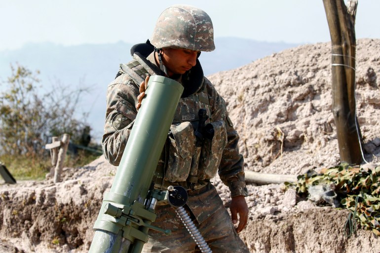 Bir Ermeni askerinin Dağlık Karabağ'da bir cephe mevziinde mürettebat oluşturduğu görülüyor.