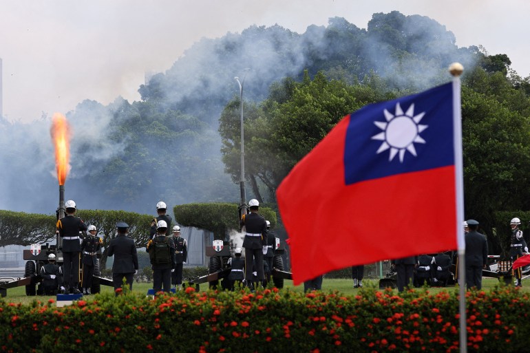 Cannons were fired to greet the prime minister of Tuvalu with the prominent Taiwanese flag