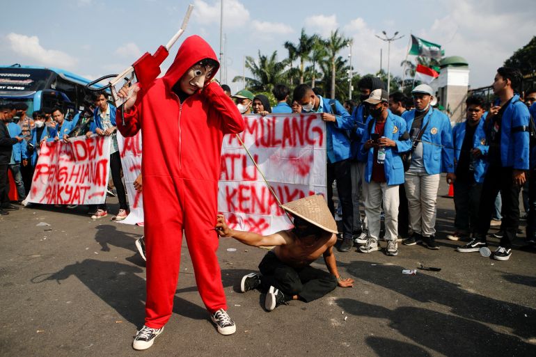 University students stage a theatrical show during a protest against the government's recent fuel price hike decision outside the Indonesian Parliament in Jakarta, Indonesia, on September 6, 2022 [Ajeng Dinar Ulfiana/Reuters]
