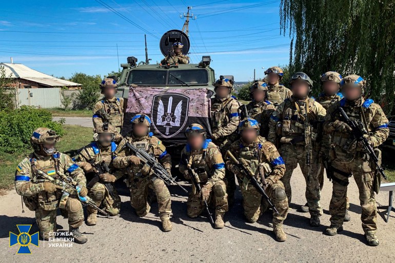 Forças ucranianas posam em Kupiansk